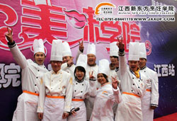 <a href=http://www.jxxdf.com target=_blank class=infotextkey>江西新东方烹饪学院</a>的学生们预祝《美味学院》拍摄取得圆满成功~~.jpg